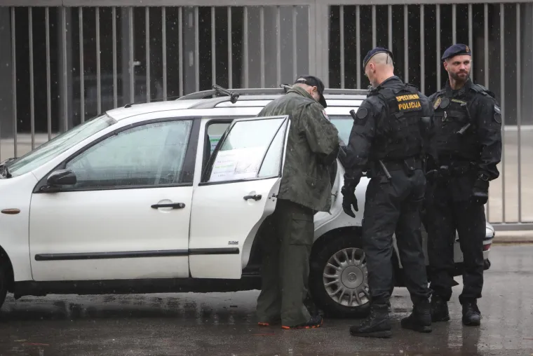 Stigla interventna, ima i privedenih! Istomi&scaron;ljenici Marka Franci&scaron;kovića donijeli bubnjeve i vikali: 'Pustite ga!'