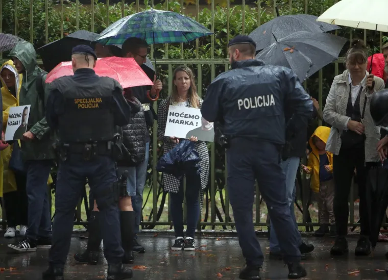 Stigla interventna, ima i privedenih! Istomi&scaron;ljenici Marka Franci&scaron;kovića donijeli bubnjeve i vikali: 'Pustite ga!'