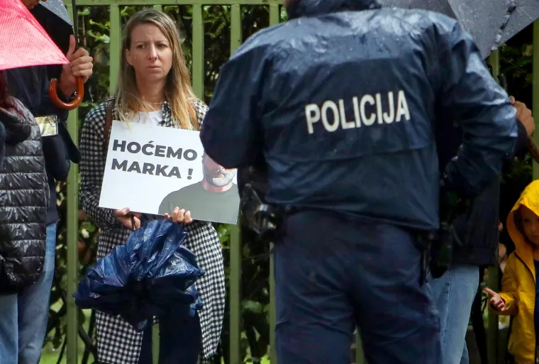 Stigla interventna, ima i privedenih! Istomi&scaron;ljenici Marka Franci&scaron;kovića donijeli bubnjeve i vikali: 'Pustite ga!'