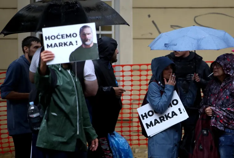 Stigla interventna, ima i privedenih! Istomi&scaron;ljenici Marka Franci&scaron;kovića donijeli bubnjeve i vikali: 'Pustite ga!'