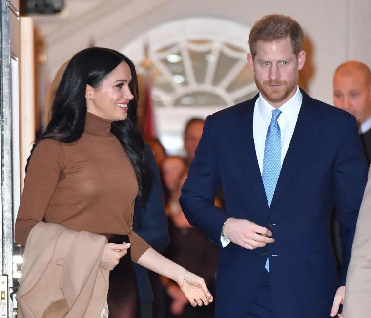 Odgoda objavljivanja omogućila bi Harryju da do kraja dovrši knjigu, s dodatnim poglavljima o bakinoj smrti. Tom Bower, čija je biografija Meghan Markle objavljena ranije ove godine, sinoć je u intervjuu za GB News rekao da je čuo da vojvoda od Sussexa &quot;inzistira&quot; na poštovanju izvornog datuma. &quot;Navodno izdavači nisu previše sigurni, ali on kaže da će to biti kršenje ugovora ako ne objave. Tako mi je rečeno&quot;, istaknuo je Bower.