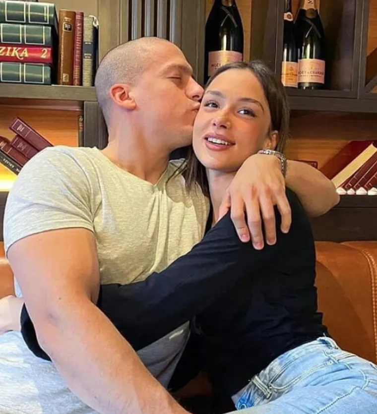 Početkom ove godine objavio je na svom Instagramu da je, nakon nešto više od godine i pol dana veze, prekinuo s djevojkom Anjom. 