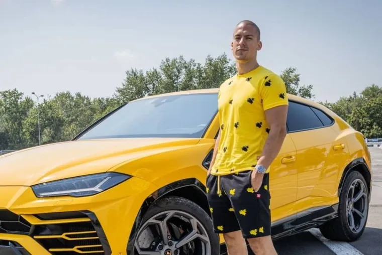 Savez komunističke omladine Jugoslavije (SKOJ) zatražio je prije nekoliko dana ukidanje YouTube kanala Bogdana Ilića. U priopćenju su naveli: &quot;Savez komunističke omladine Jugoslavije (SKOJ), zgrožen internetskim nasiljem koje propagira, pokrenut će peticiju za ukidanje YouTube kanala Bogdana Ilića poznatog kao Baka Prase i poziva javnost da je podrži svojim potpisom. Također, SKOJ apelira na medije u Srbiji da ignoriraju retrogradno i skandalozno djelovanje tog današnjeg &apos;zlatnog papagaja&apos; koji se ruga djeci iz radničkih obitelji, iskazuje najprimitivniji seksizam i propagira upotrebu narkotika. Baka Prase je utjelovljenje kiča, snobizma, bahatosti i parazitizma, koja ispoljavanjem svojih kompleksa štetno djeluje na mlade generacije i odvodi ih na krivi put. SKOJ poziva napredne mlade da bojkotiraju javne &apos;istupe&apos; bestidnog Baka Praseta, kao i da među svojim vršnjacima agitira protiv nazadnih i bizarnih stavova koje on besramno pokušava širiti&quot;, napisali su.