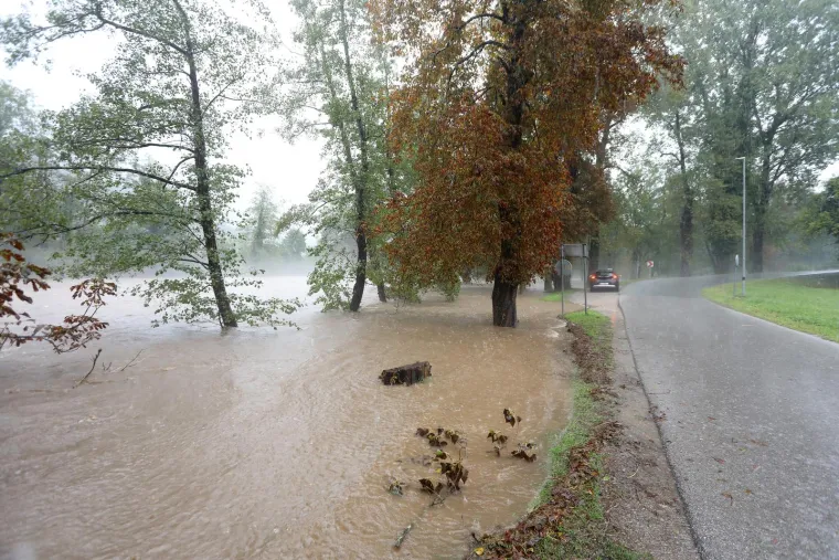 Gdje će spavati ovi ljudi? Pogledajte poplavljene kuće, vrtove i prometnice nakon izlijevanja Kupe