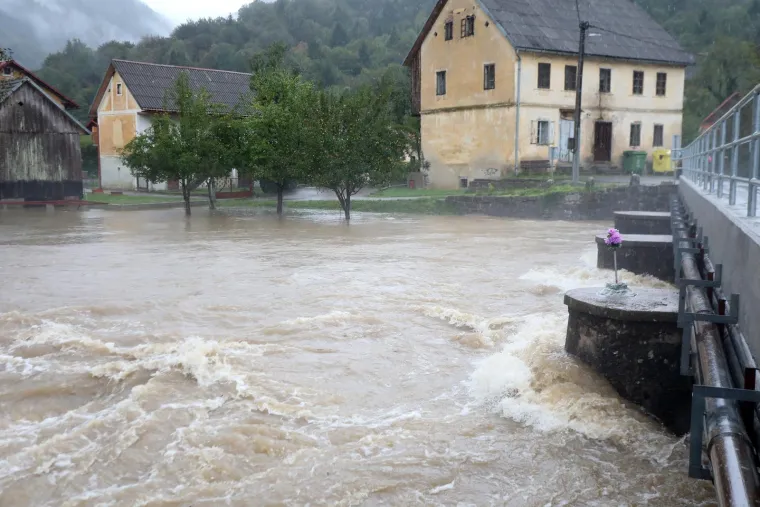 Izvanredno stanje zbog vodostaja Kupe! Već su poplavljene prometnice, kuće, dvorišta...