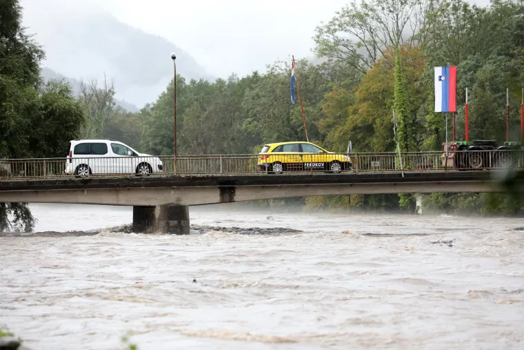 Izvanredno stanje zbog vodostaja Kupe! Već su poplavljene prometnice, kuće, dvorišta...