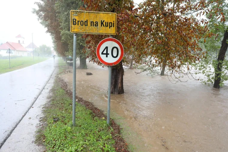 Izvanredno stanje zbog vodostaja Kupe! Već su poplavljene prometnice, kuće, dvorišta...