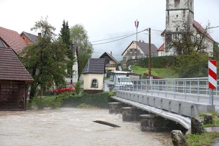 Izvanredno stanje zbog vodostaja Kupe! Već su poplavljene prometnice, kuće, dvorišta...