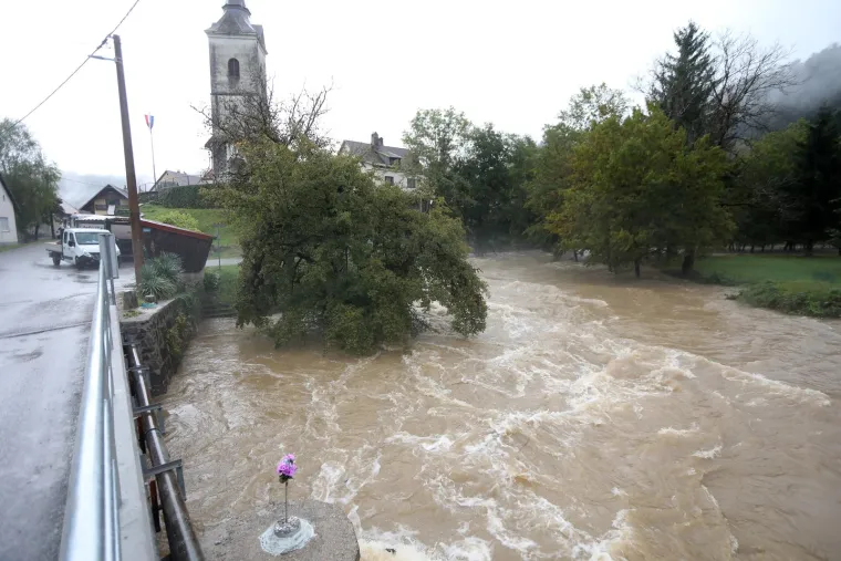 Izvanredno stanje zbog vodostaja Kupe! Već su poplavljene prometnice, kuće, dvori&scaron;ta...