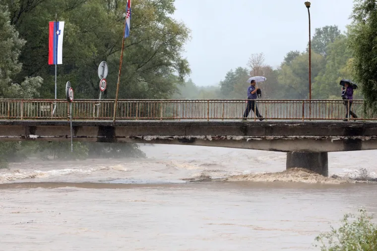 Izvanredno stanje zbog vodostaja Kupe! Već su poplavljene prometnice, kuće, dvori&scaron;ta...