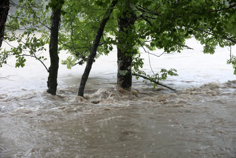Izvanredno stanje zbog vodostaja Kupe! Već su poplavljene prometnice, kuće, dvori&scaron;ta...