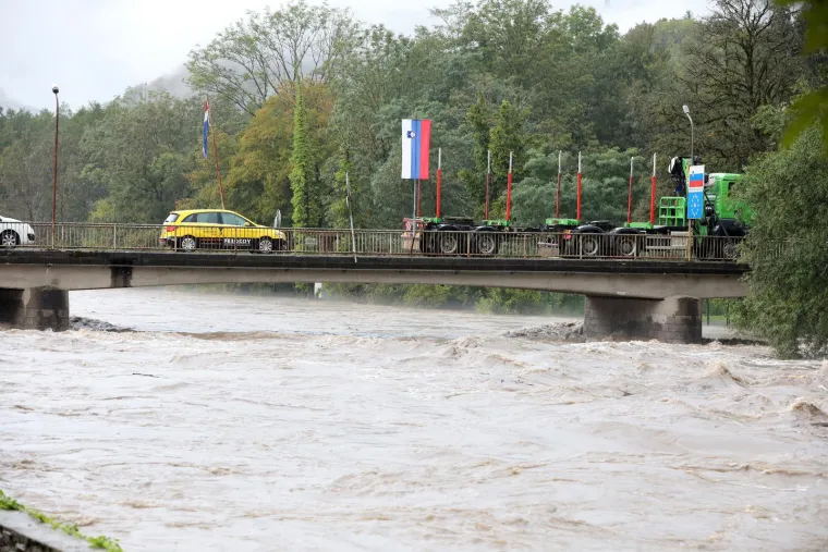 Izvanredno stanje zbog vodostaja Kupe! Već su poplavljene prometnice, kuće, dvori&scaron;ta...
