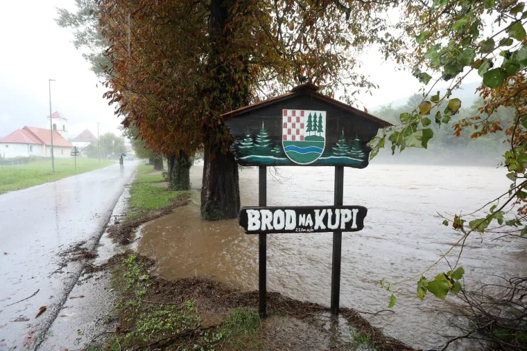 Izvanredno stanje zbog vodostaja Kupe! Već su poplavljene prometnice, kuće, dvori&scaron;ta...