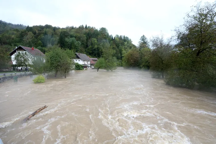 Izvanredno stanje zbog vodostaja Kupe! Već su poplavljene prometnice, kuće, dvori&scaron;ta...