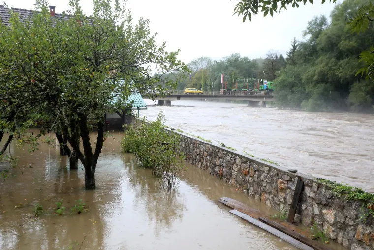 Izvanredno stanje zbog vodostaja Kupe! Već su poplavljene prometnice, kuće, dvori&scaron;ta...