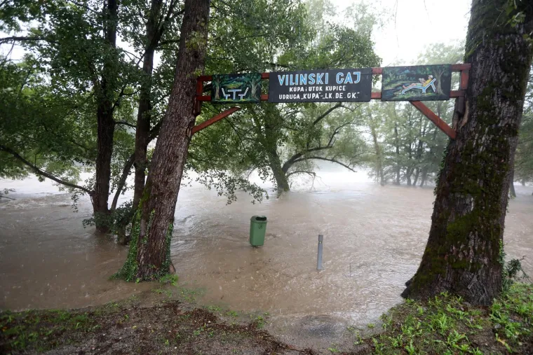 Izvanredno stanje zbog vodostaja Kupe! Već su poplavljene prometnice, kuće, dvori&scaron;ta...