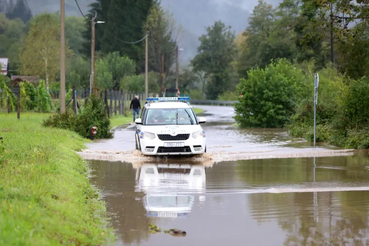 Izvanredno stanje zbog vodostaja Kupe! Već su poplavljene prometnice, kuće, dvori&scaron;ta...