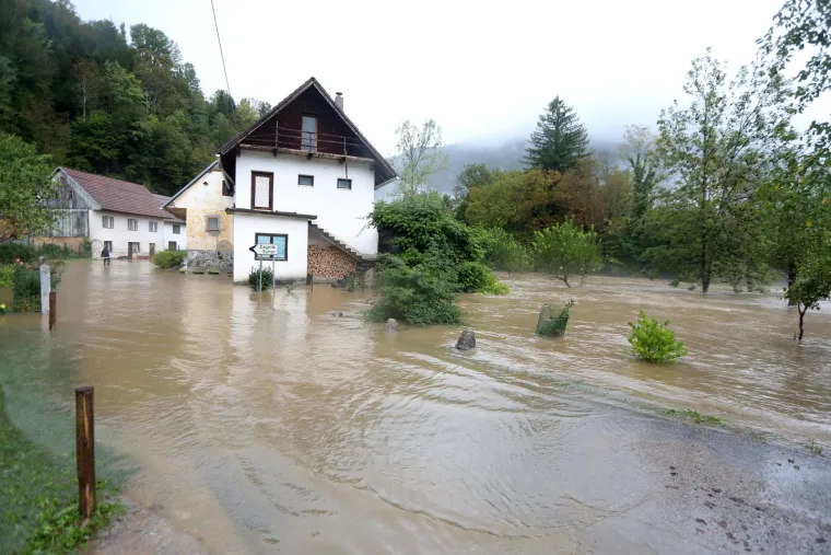 Izvanredno stanje zbog vodostaja Kupe! Već su poplavljene prometnice, kuće, dvori&scaron;ta...