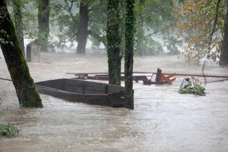 Izvanredno stanje zbog vodostaja Kupe! Već su poplavljene prometnice, kuće, dvori&scaron;ta...