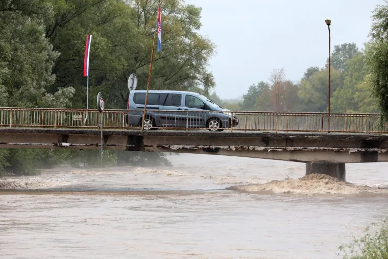 Izvanredno stanje zbog vodostaja Kupe! Već su poplavljene prometnice, kuće, dvori&scaron;ta...