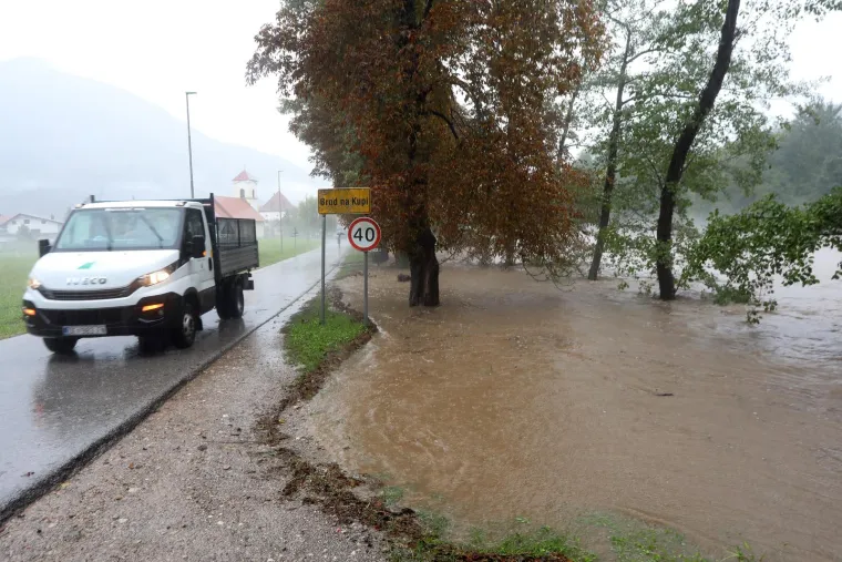 Izvanredno stanje zbog vodostaja Kupe! Već su poplavljene prometnice, kuće, dvori&scaron;ta...