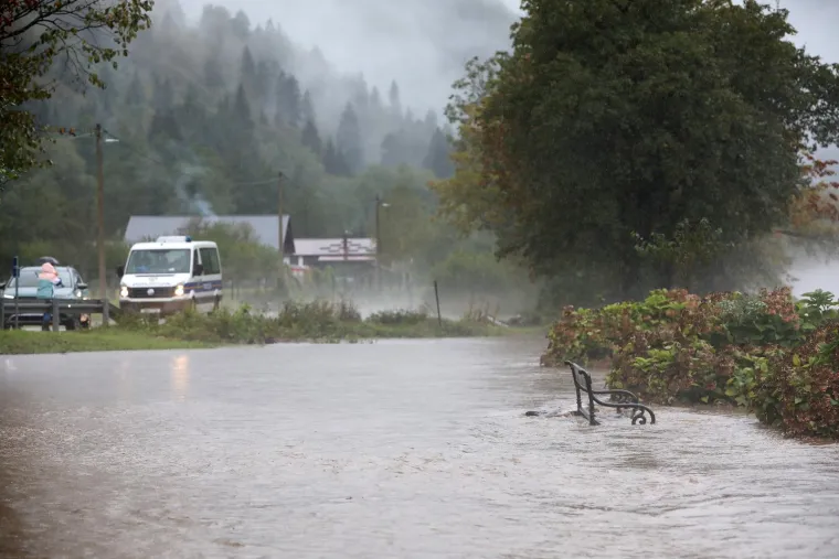 Izvanredno stanje zbog vodostaja Kupe! Već su poplavljene prometnice, kuće, dvori&scaron;ta...