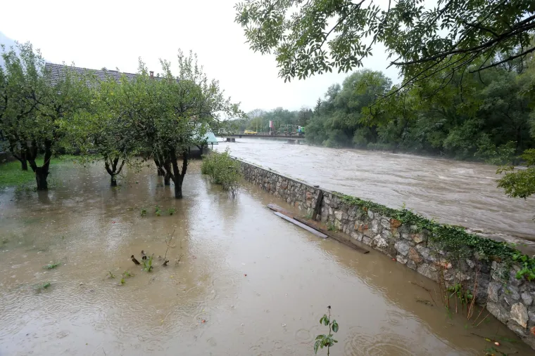 Izvanredno stanje zbog vodostaja Kupe! Već su poplavljene prometnice, kuće, dvori&scaron;ta...