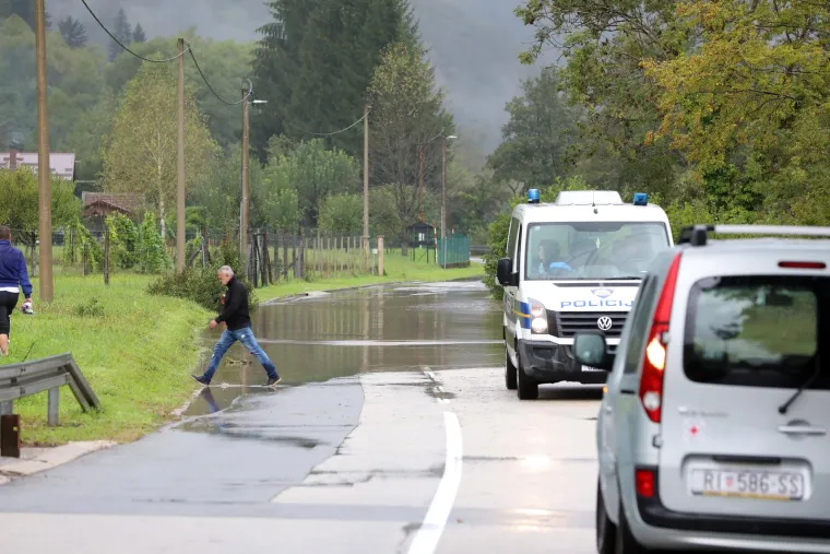 Izvanredno stanje zbog vodostaja Kupe! Već su poplavljene prometnice, kuće, dvori&scaron;ta...