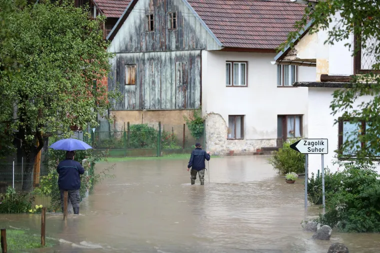Izvanredno stanje zbog vodostaja Kupe! Već su poplavljene prometnice, kuće, dvori&scaron;ta...