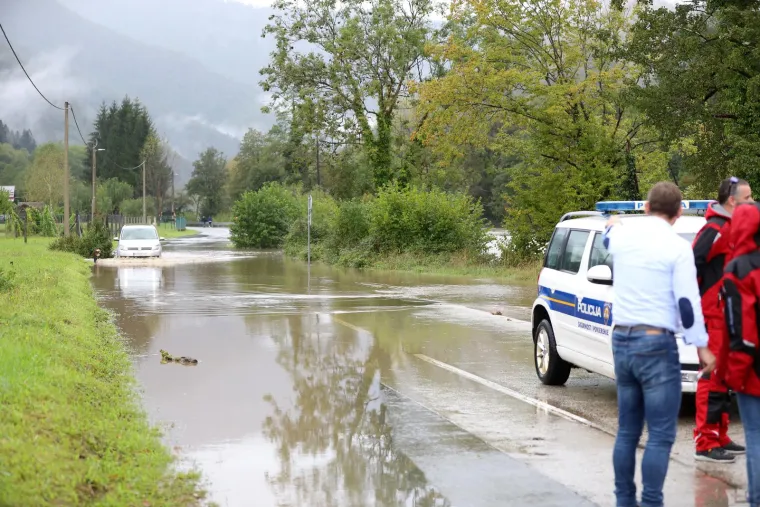 Izvanredno stanje zbog vodostaja Kupe! Već su poplavljene prometnice, kuće, dvori&scaron;ta...