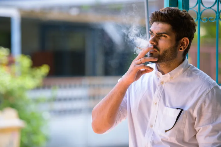 6. Prestanite pu&scaron;iti: S obzirom na značajne zdravstvene rizike povezane s pu&scaron;enjem, važno je odmah prestati pu&scaron;iti. Jedan od načina da to učinite je spriječiti situacije u kojima ste izloženi dimu cigareta. Na primjer, ako imate prijatelje ili članove obitelji koji pu&scaron;e, zamolite ih da ne pu&scaron;e u va&scaron;oj blizini. Izbjegavajte mjesta gdje se pu&scaron;i, poput barova ili noćnih klubova. Također možete poduzeti korake da svoj dom i automobil učinite zonama bez dima. Osim izbjegavanja izlaganja dimu cigareta, prestanak pu&scaron;enja može dramatično smanjiti rizik od razvoja ozbiljnih zdravstvenih problema. Dokazano je da pu&scaron;enje smanjuje rizik od srčanih bolesti, moždanog udara i raka. Također može pomoći u pobolj&scaron;anju funkcije pluća i produžiti životni vijek.