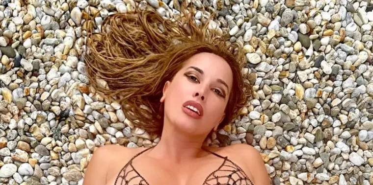 Mokra Nives u infarktnoj pozi pokazala da joj bujne grudi nisu jedini adut, ali i da bikiniji nemaju previ&scaron;e &scaron;anse kod takvih oblina