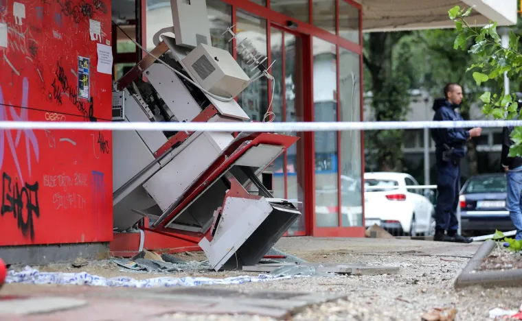 Ovako izgleda bankomat koji je jutros raznesen u Zagrebu. Policija traga za počiniteljem