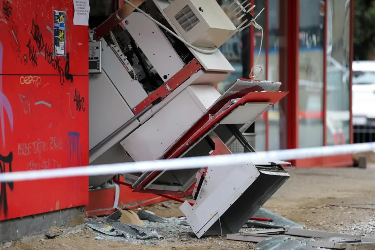 Ovako izgleda bankomat koji je jutros raznesen u Zagrebu. Policija traga za počiniteljem