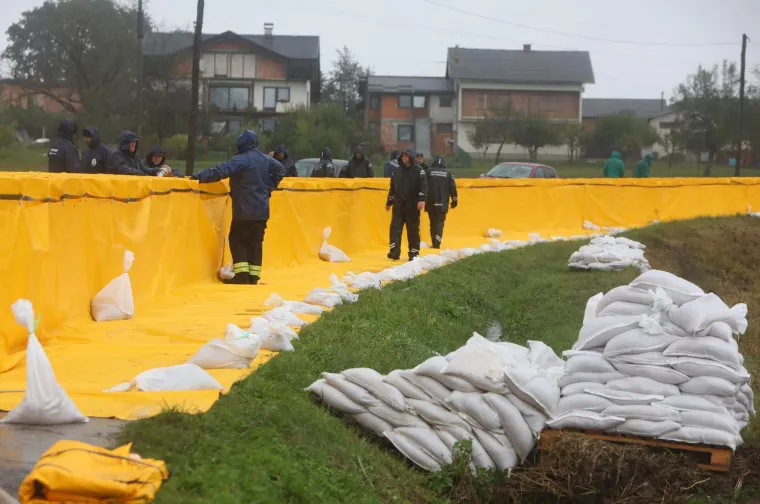 Kod Karlovca se postavljaju barijere, očekuje se rast Kupe: 'Pozivamo građane na dodatni oprez'
