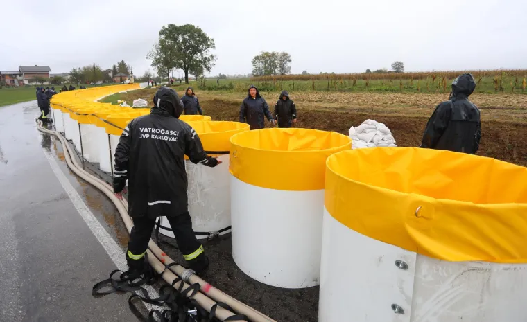 Kod Karlovca se postavljaju barijere, očekuje se rast Kupe: 'Pozivamo građane na dodatni oprez'