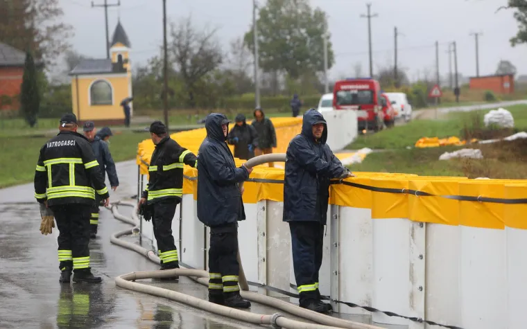 Kod Karlovca se postavljaju barijere, očekuje se rast Kupe: 'Pozivamo građane na dodatni oprez'