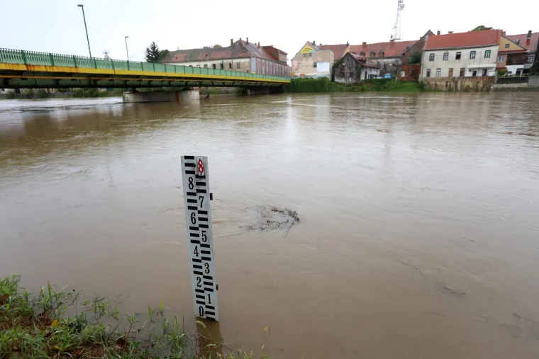 Pogledajte Bujice i poplavljene prometnice u Kupskoj dolini, rijeka Kupa u Karlovcu izgleda zastra&scaron;ujuće