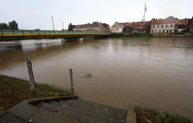Pogledajte Bujice i poplavljene prometnice u Kupskoj dolini, rijeka Kupa u Karlovcu izgleda zastra&scaron;ujuće