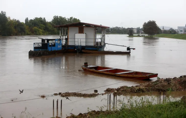 Pogledajte Bujice i poplavljene prometnice u Kupskoj dolini, rijeka Kupa u Karlovcu izgleda zastra&scaron;ujuće
