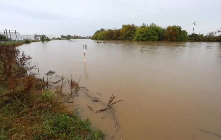 Pogledajte Bujice i poplavljene prometnice u Kupskoj dolini, rijeka Kupa u Karlovcu izgleda zastra&scaron;ujuće