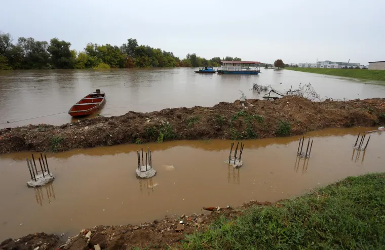 Pogledajte Bujice i poplavljene prometnice u Kupskoj dolini, rijeka Kupa u Karlovcu izgleda zastra&scaron;ujuće