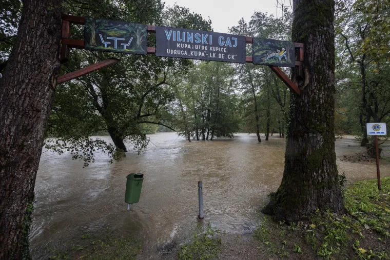 Pogledajte Bujice i poplavljene prometnice u Kupskoj dolini, rijeka Kupa u Karlovcu izgleda zastra&scaron;ujuće