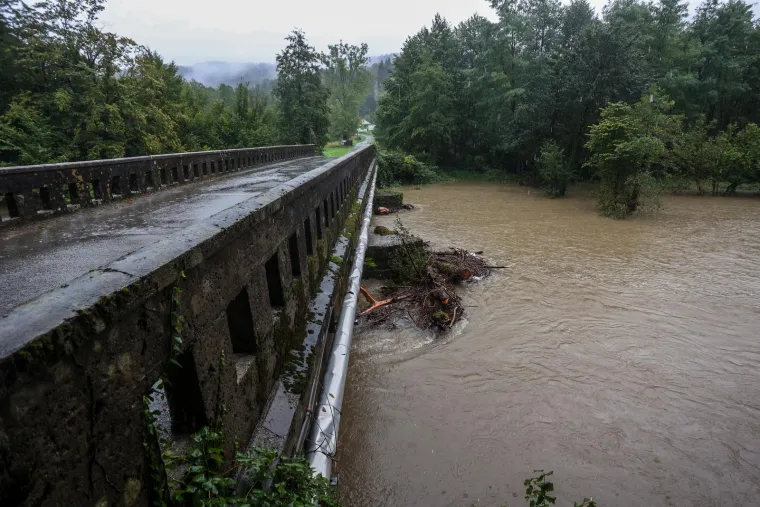 Pogledajte Bujice i poplavljene prometnice u Kupskoj dolini, rijeka Kupa u Karlovcu izgleda zastra&scaron;ujuće