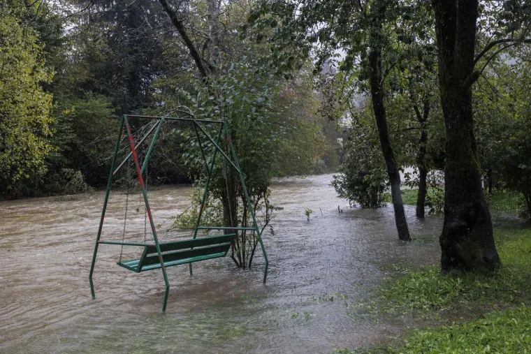 Pogledajte Bujice i poplavljene prometnice u Kupskoj dolini, rijeka Kupa u Karlovcu izgleda zastra&scaron;ujuće