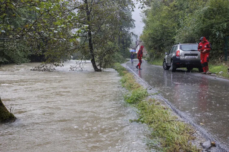 Pogledajte Bujice i poplavljene prometnice u Kupskoj dolini, rijeka Kupa u Karlovcu izgleda zastra&scaron;ujuće