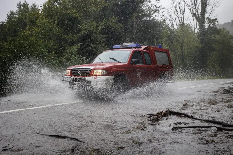 Pogledajte Bujice i poplavljene prometnice u Kupskoj dolini, rijeka Kupa u Karlovcu izgleda zastra&scaron;ujuće