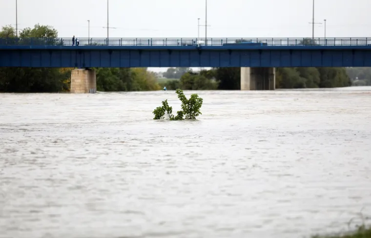 Sava je ba&scaron; jako nabujala, zbog straha od izlijevanja rijeke otkazane brojne radionice, koncerti, predavanja...
