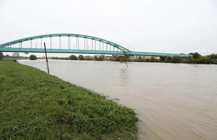 Sava je ba&scaron; jako nabujala, zbog straha od izlijevanja rijeke otkazane brojne radionice, koncerti, predavanja...