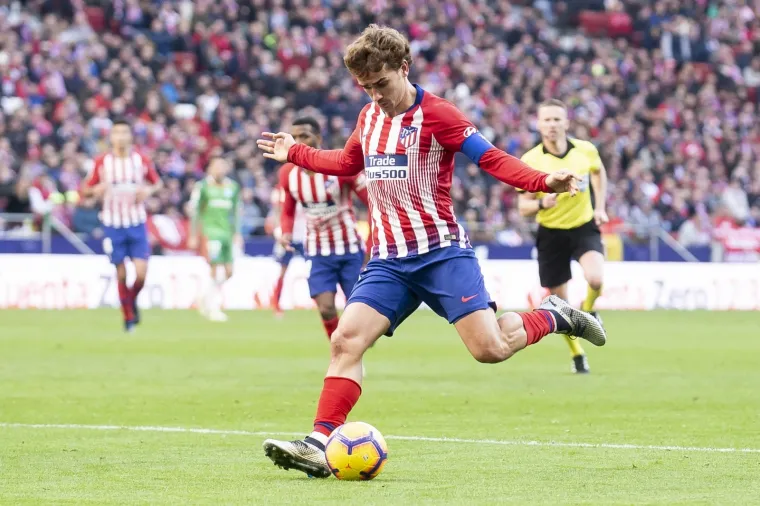 10. Francuz ima prihode prije plaćanja poreza od 27.5 milijuna dolara od čega 22 dobiva od klupskog ugovora, a 5.5 od sponzora. Naravno u ovu procjenu su uključeni i razni bonusi. 